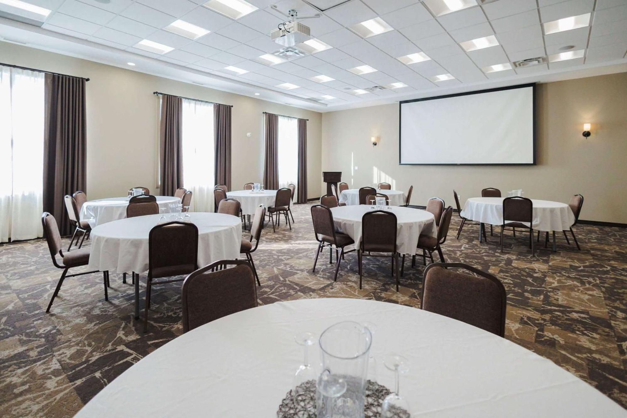 Best Western Plus Lacombe Inn&Suites Exterior foto