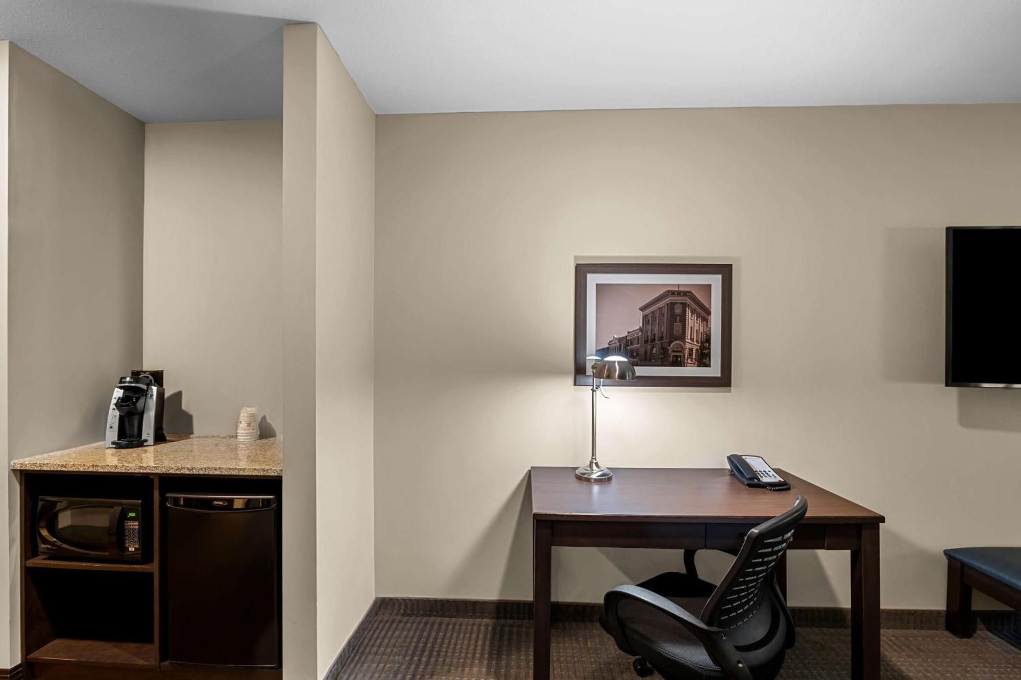 Best Western Plus Lacombe Inn&Suites Exterior foto